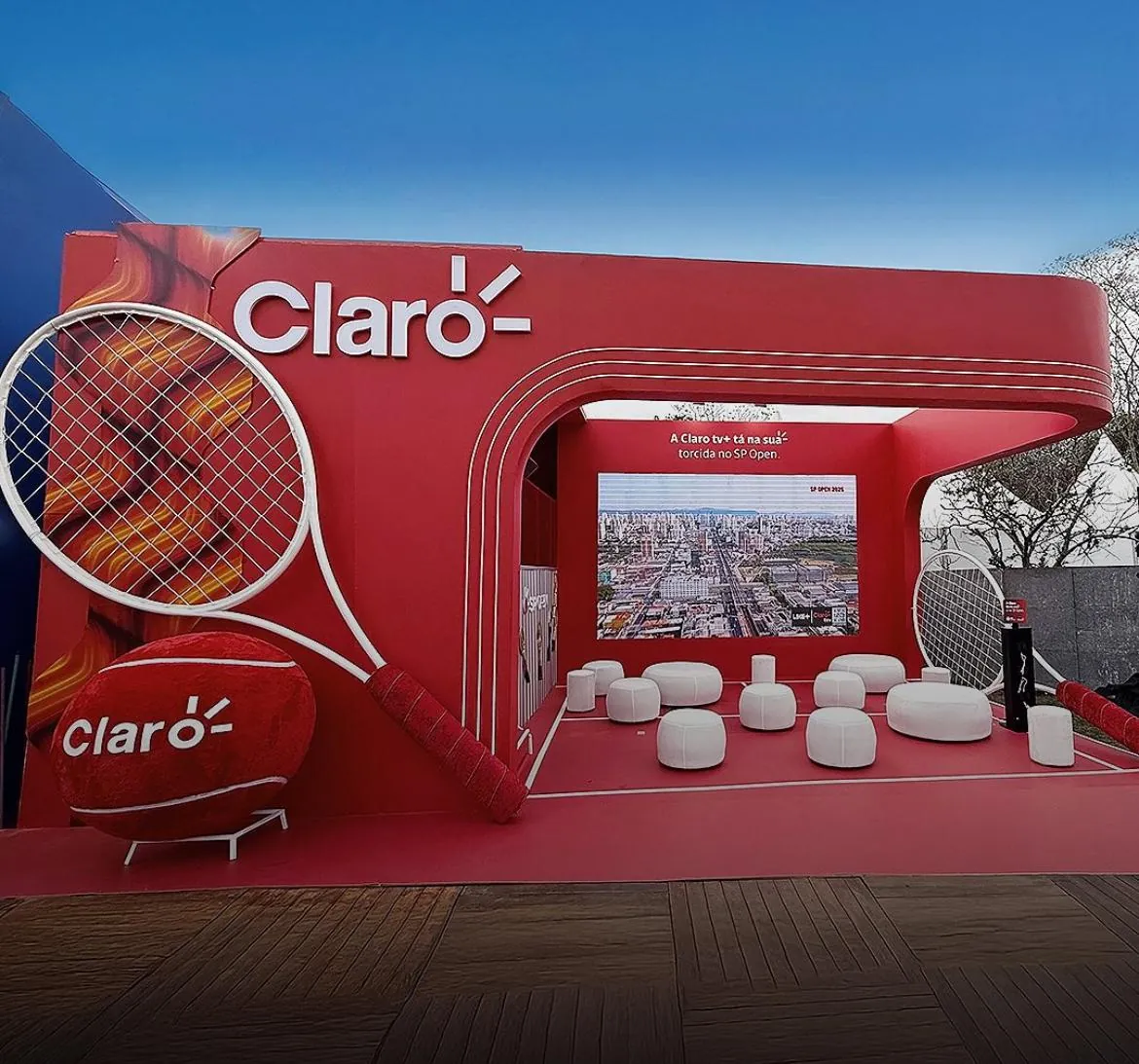Stand Claro vermelho com raquete gigante