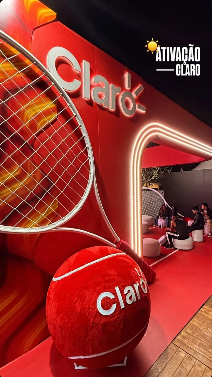 Detalhe da bola de tênis gigante Claro
