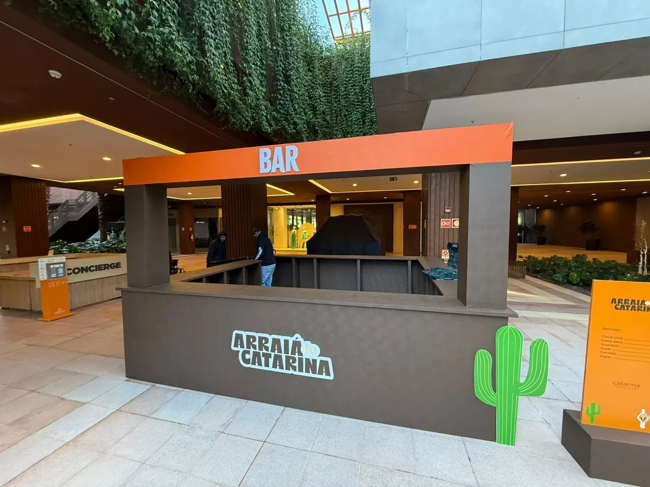 Bar cenográfico Arraiá Catarina com cacto em shopping