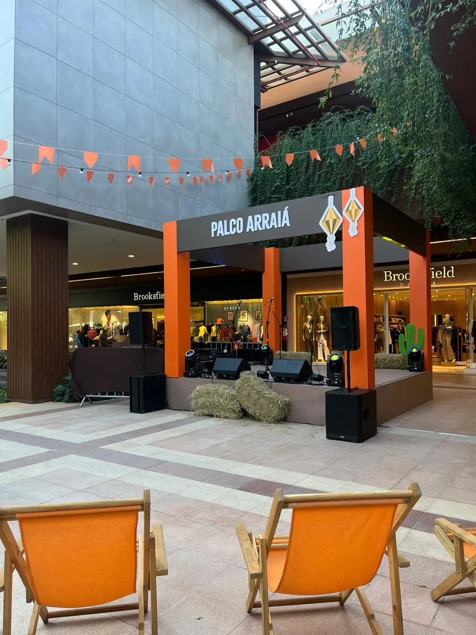 Palco Arraiá com cadeiras laranja