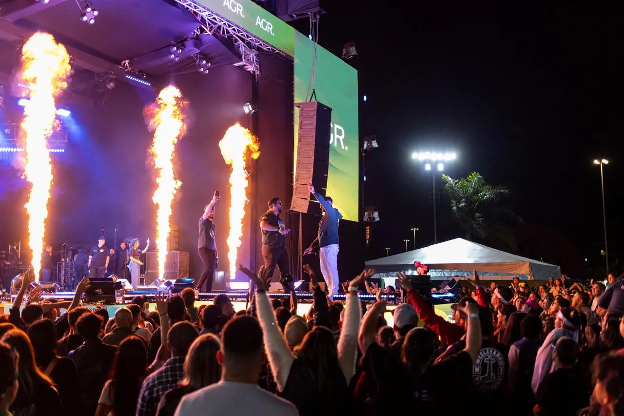Show com labaredas de fogo no palco