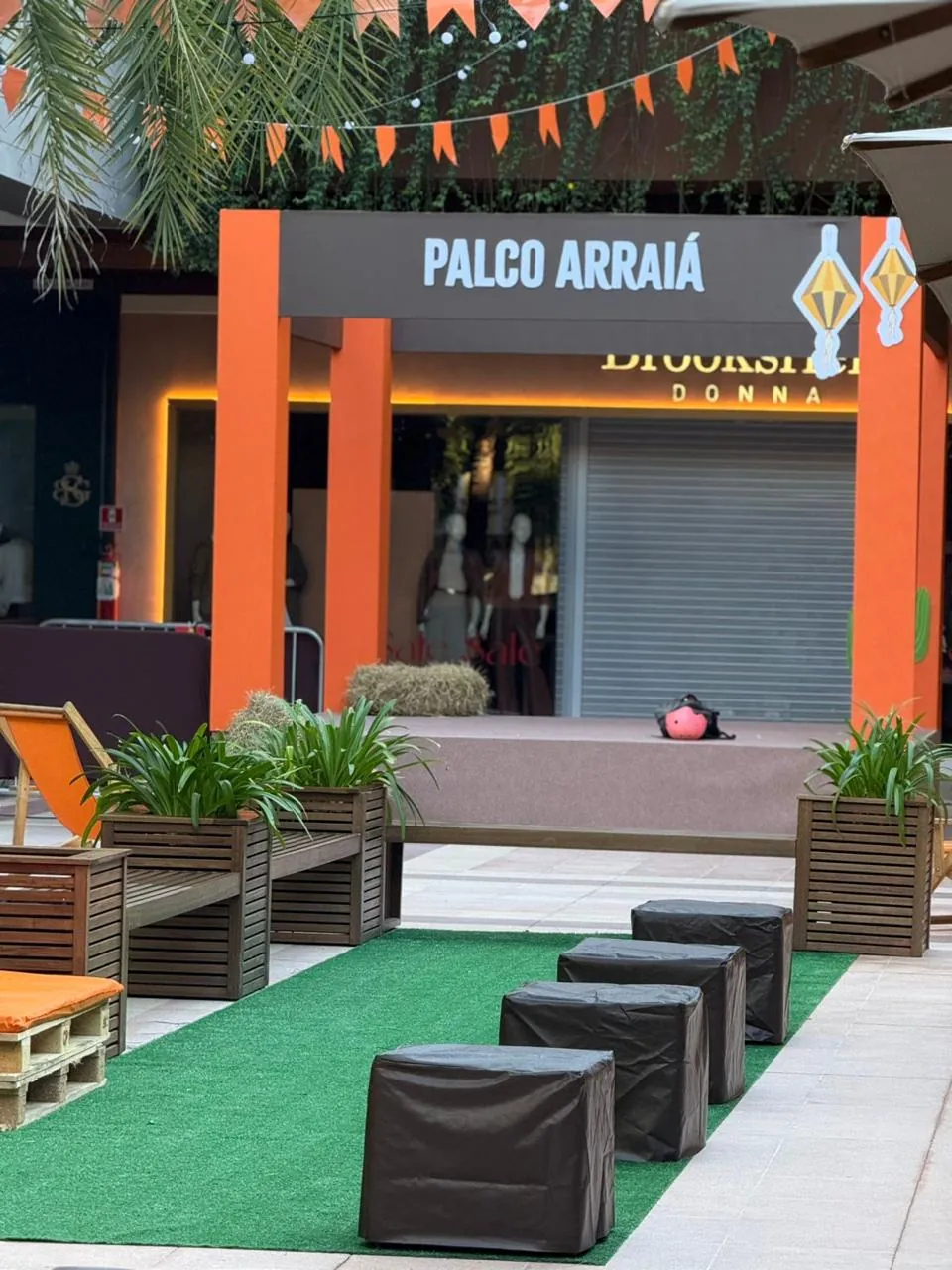 Palco Arraiá com puffs e grama sintética