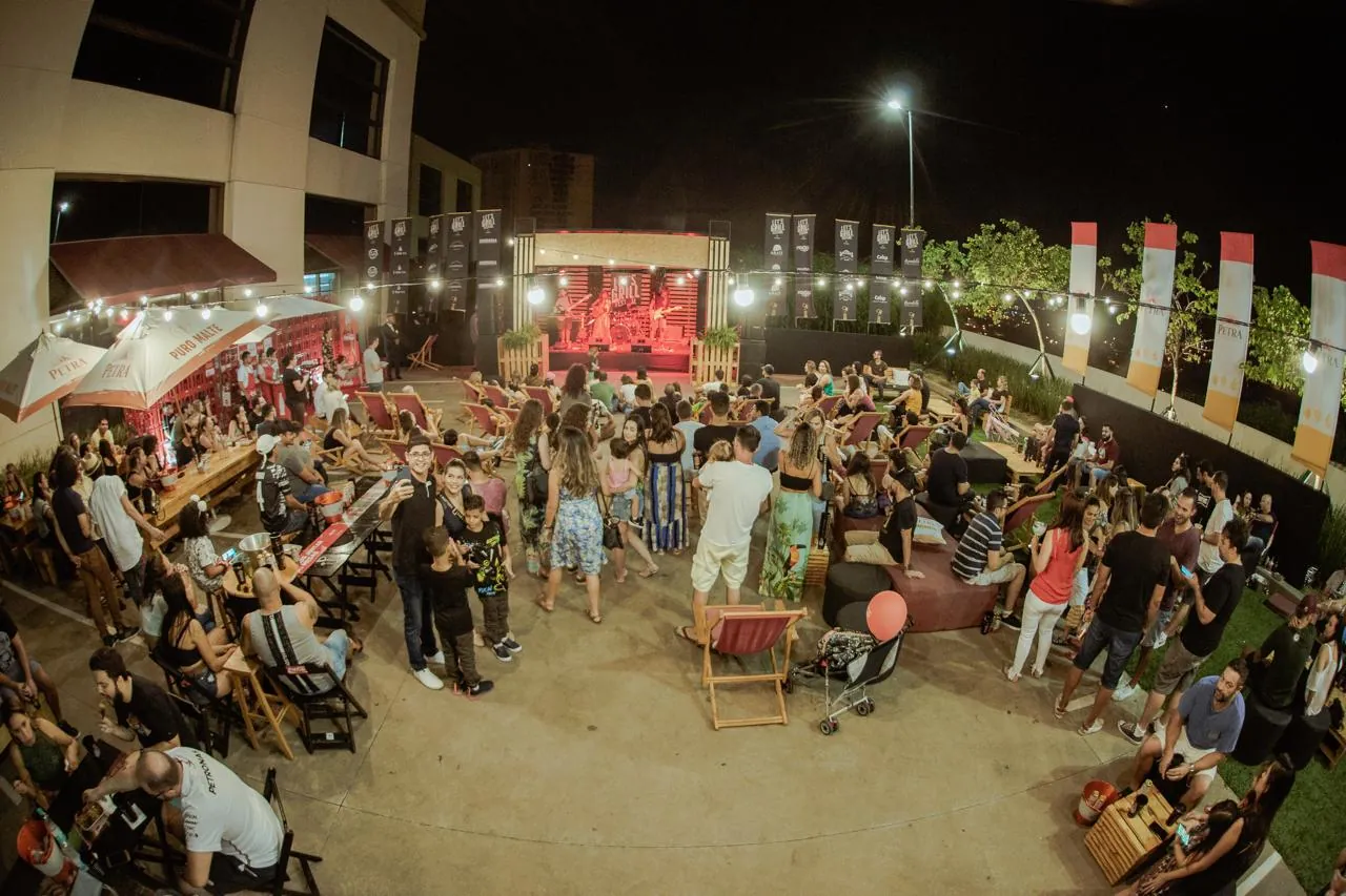 Praça de evento lotada à noite
