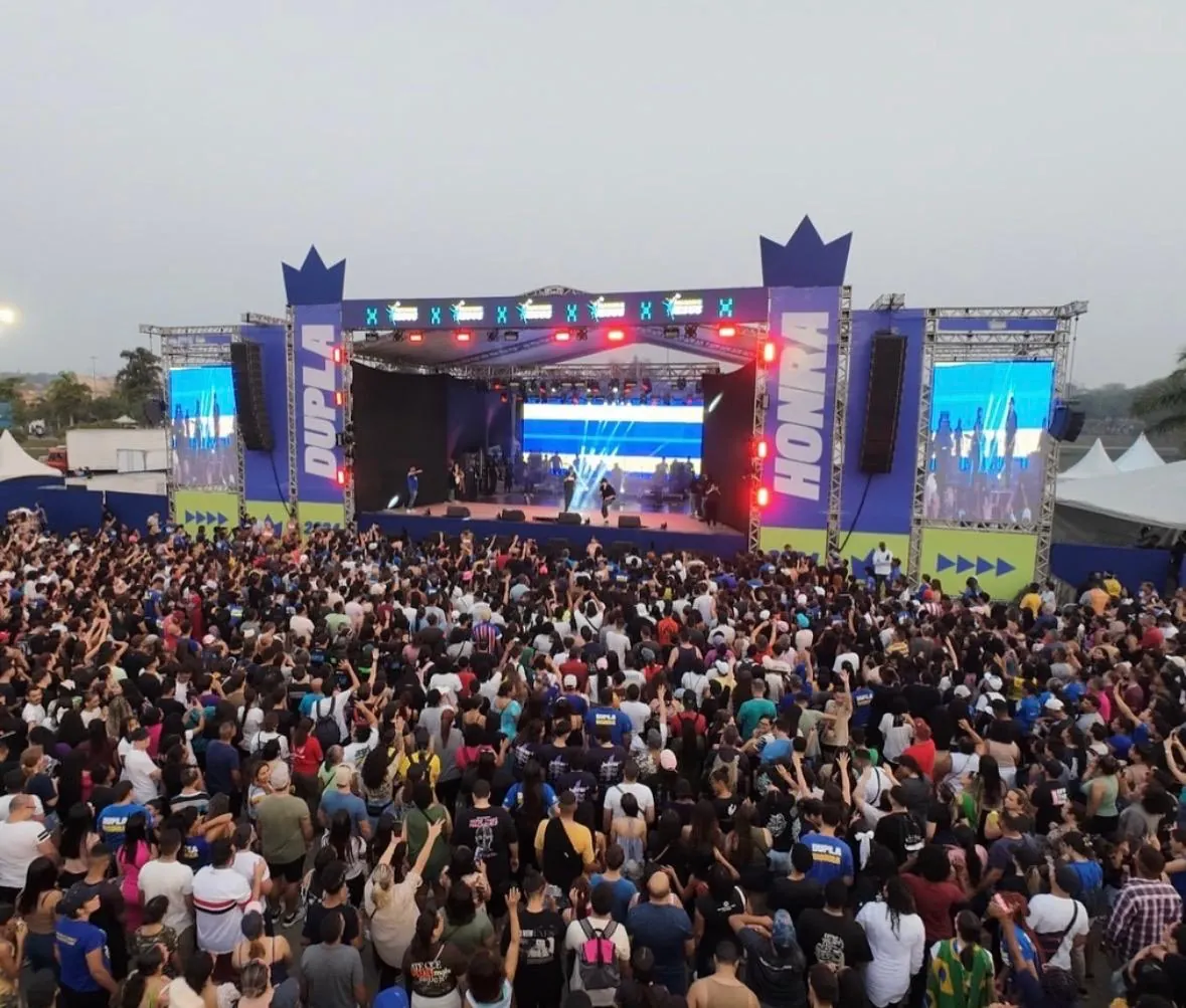 Palco com LED diante de grande multidão