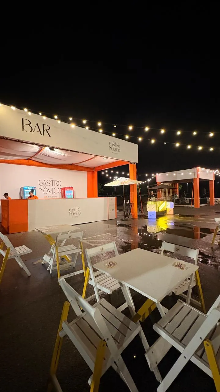 Bar com mesas e luzes à noite