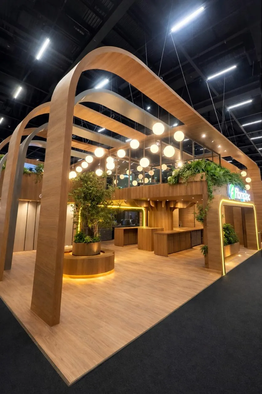 Stand em madeira com arcos e luminárias