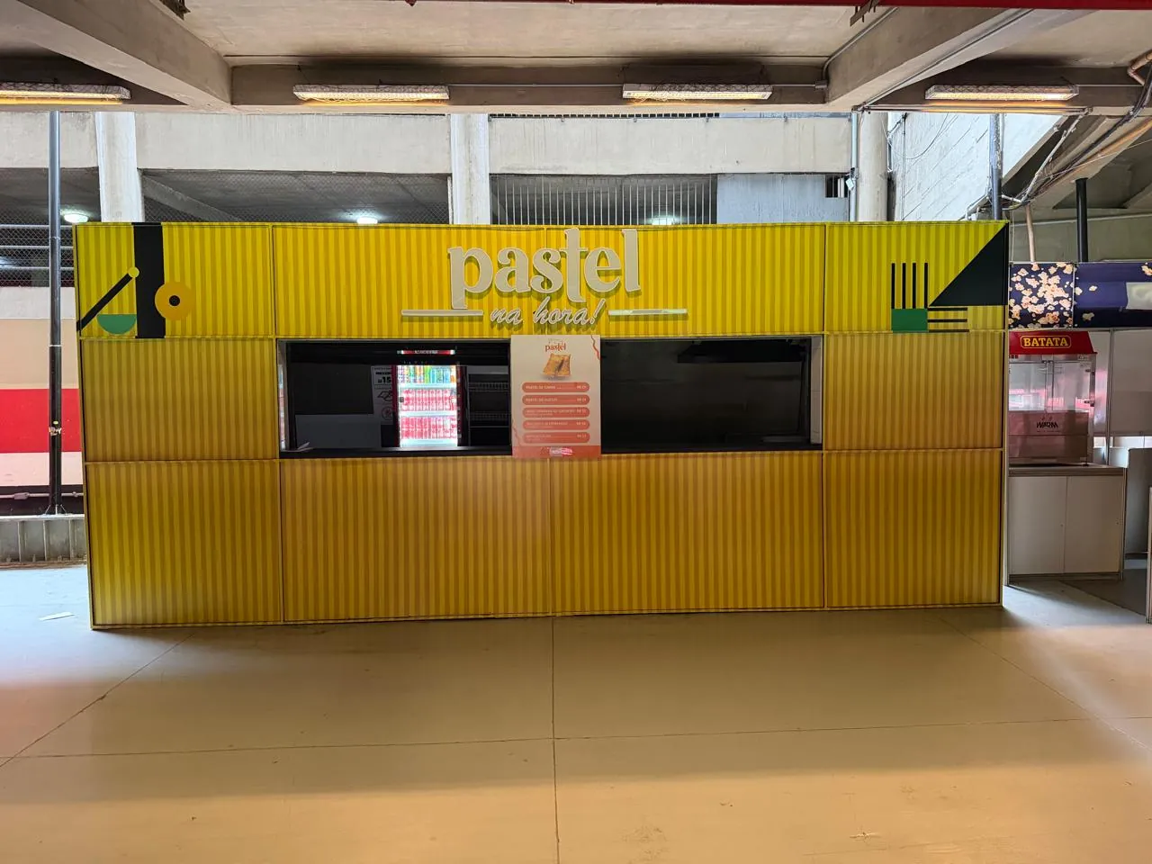 Quiosque amarelo de pastel